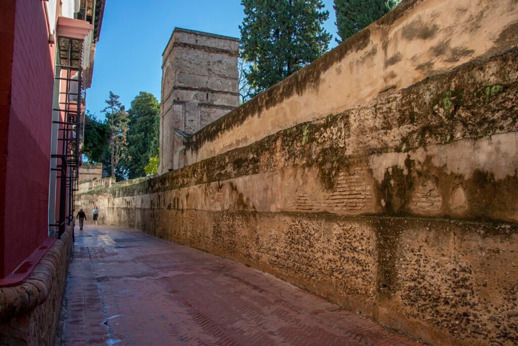 Callejón del Agua running beside the old wall in Seville's Santa Cruz district
