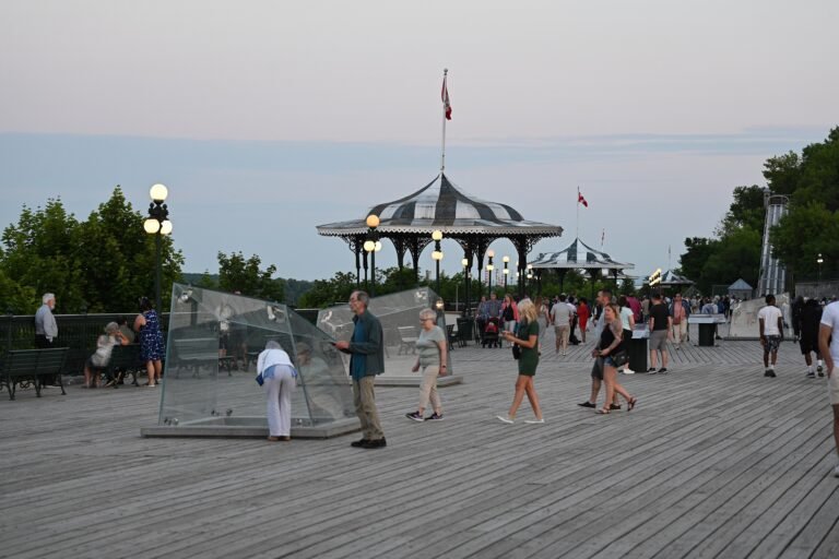People walking along Dufferin Terrace in Quebec City