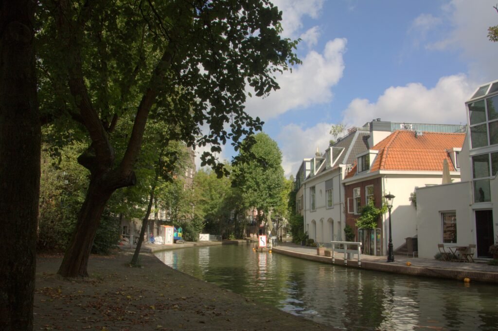Lower-level Oudegracht wharf and canal beside Twijnstraat aan de Werf in Utrecht