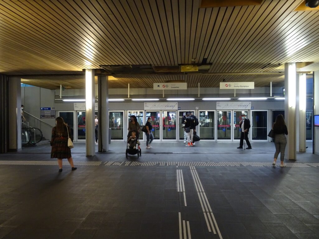 M2 metro platforms at Lausanne-Flon station