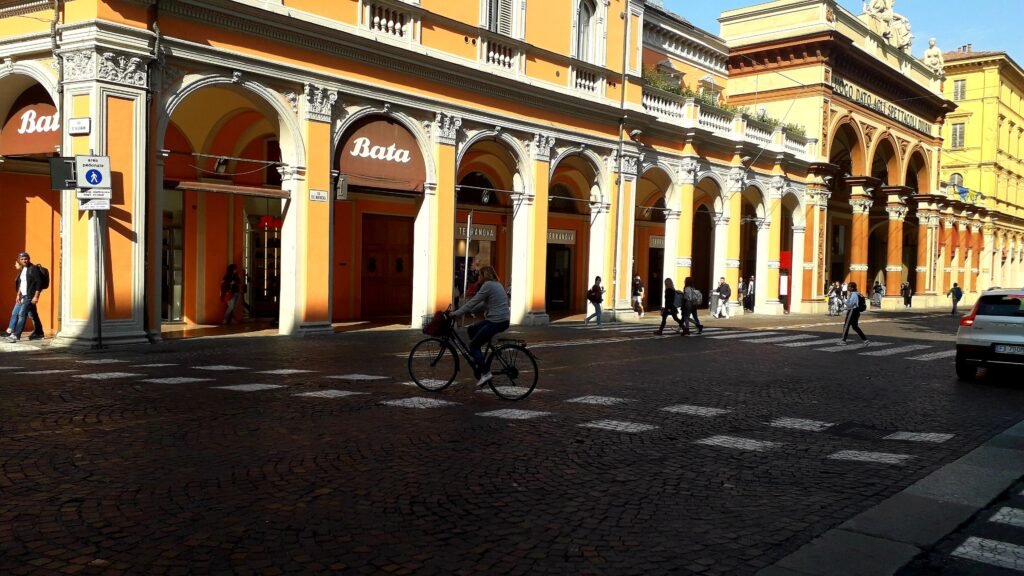 Via dell’Indipendenza in Bologna with arcaded sidewalks