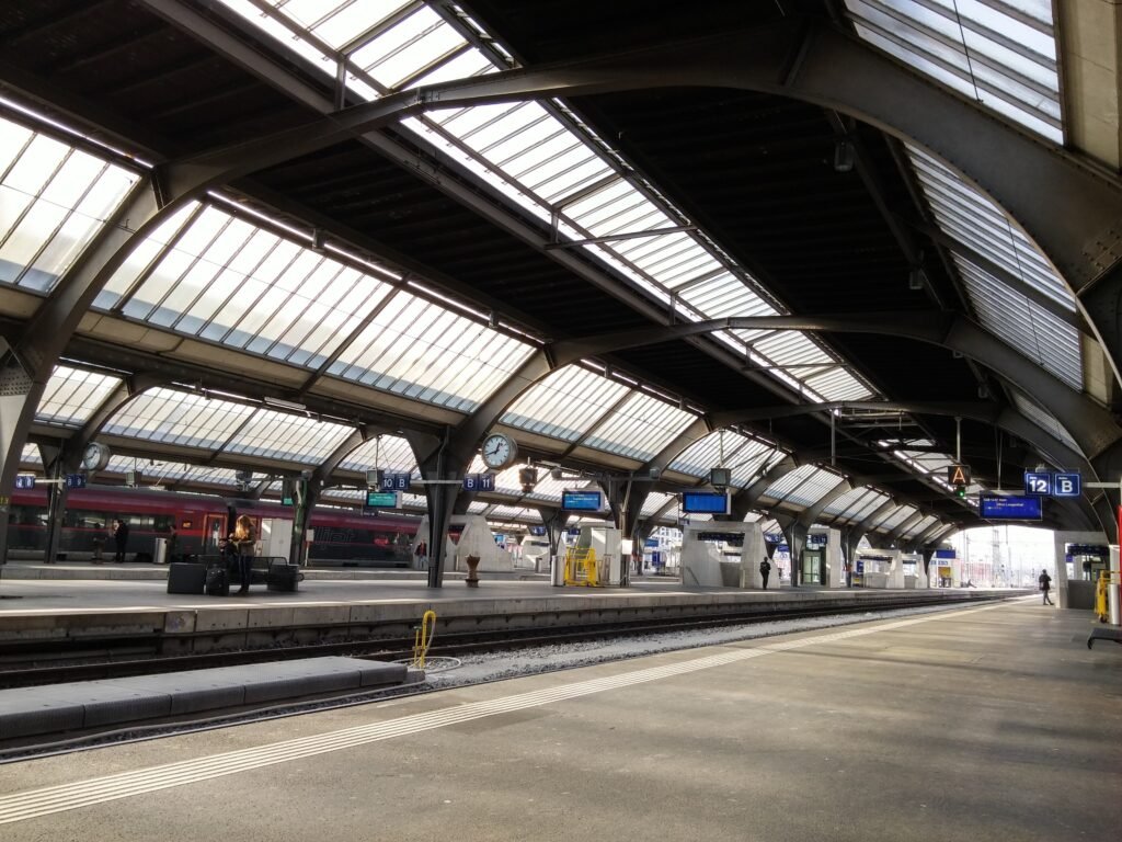 Above-ground rail platforms at Zürich Hauptbahnhof