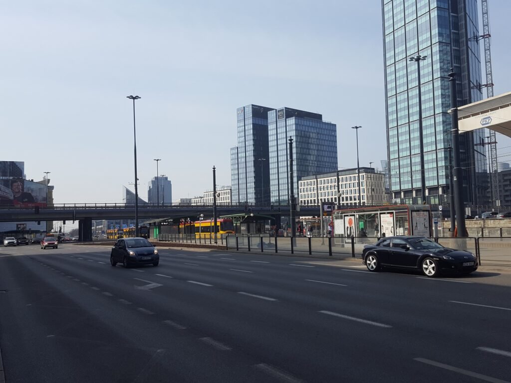 Wide Aleje Jerozolimskie roadway beside Warszawa Centralna station