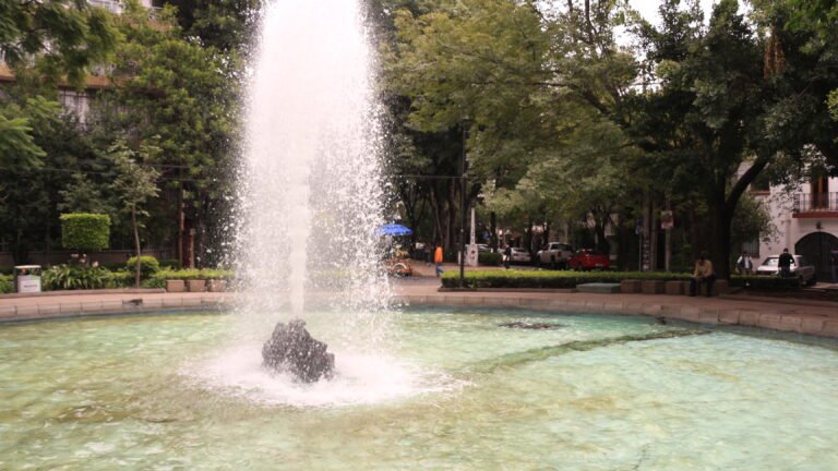 Pedestrian median and fountain on Avenida Ámsterdam in Mexico City’s Condesa neighborhood