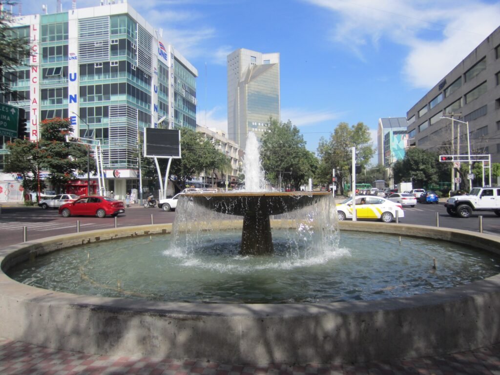 Avenida Chapultepec in Guadalajara with its central median, fountain, sidewalks and traffic lanes