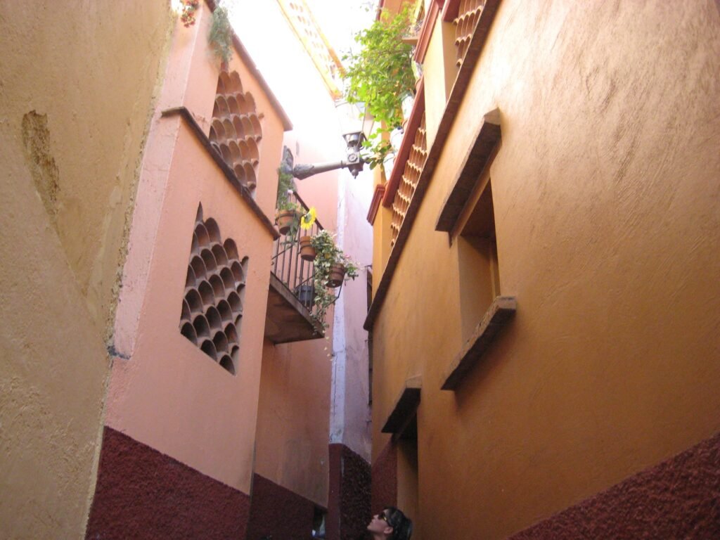 Narrow walls and balconies in Callejón del Beso in Guanajuato