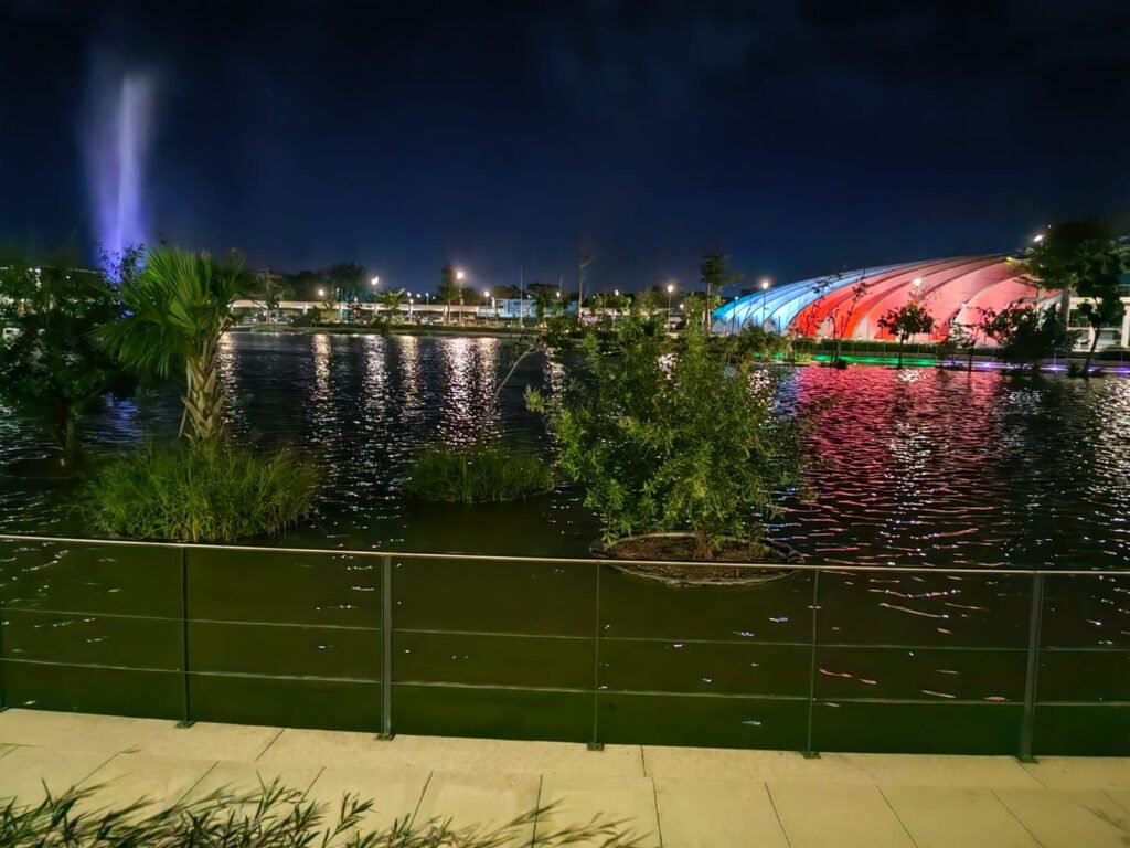 Artificial lake, paths and illuminated structures at Gran Parque La Plancha in Mérida