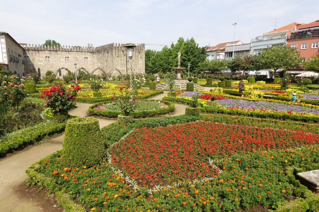 Jardim de Santa Bárbara beside historic buildings in central Braga