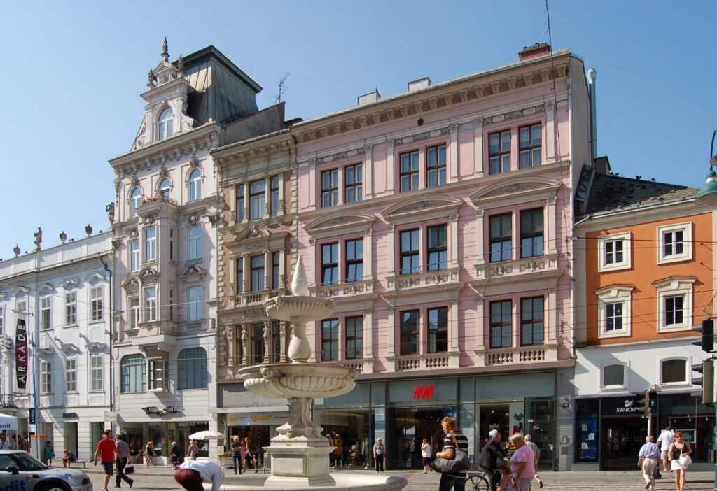 Landstraße in central Linz with historic buildings and the pedestrian street corridor