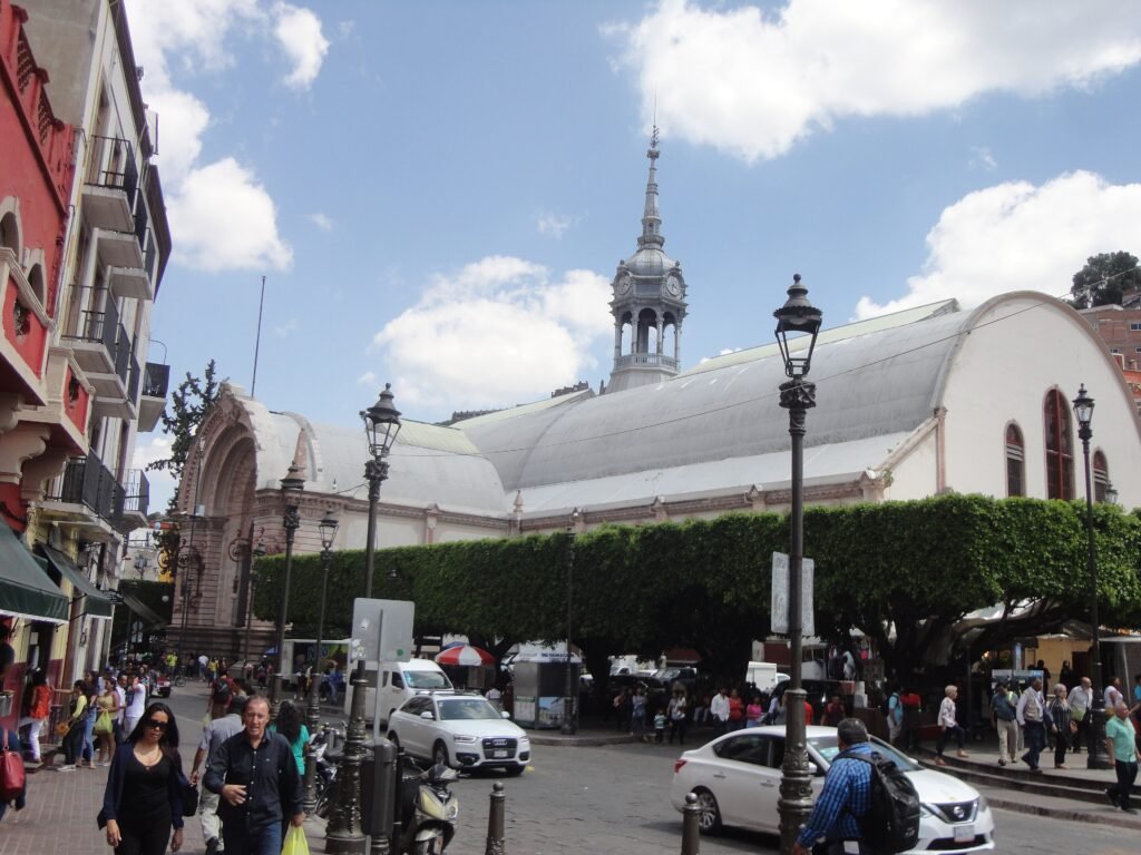 Mercado Hidalgo and surrounding street in Guanajuato
