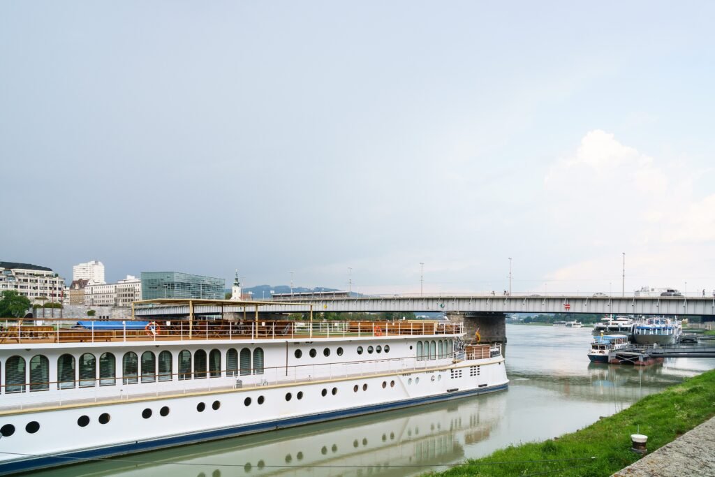Nibelungenbrücke crossing the Danube between central Linz and Urfahr